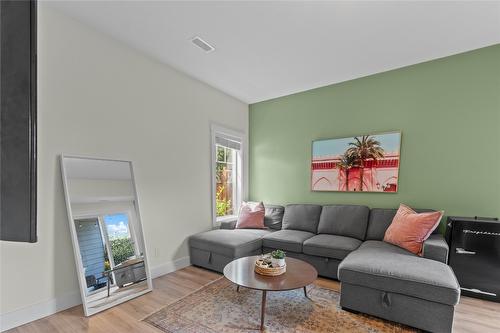 106-3606 25Th Avenue, Vernon, BC - Indoor Photo Showing Living Room