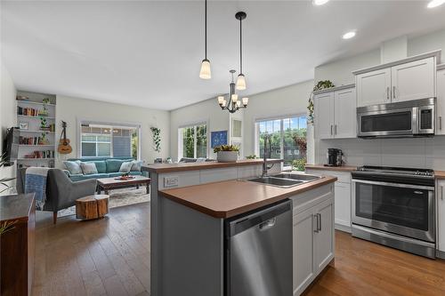 106-3606 25Th Avenue, Vernon, BC - Indoor Photo Showing Kitchen With Stainless Steel Kitchen With Double Sink