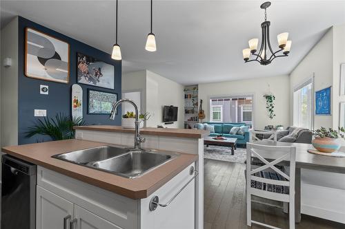 106-3606 25Th Avenue, Vernon, BC - Indoor Photo Showing Kitchen With Double Sink