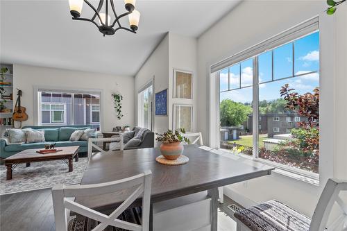 106-3606 25Th Avenue, Vernon, BC - Indoor Photo Showing Living Room