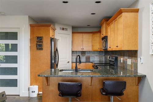 524 South Crest Drive, Kelowna, BC - Indoor Photo Showing Kitchen