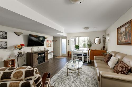 524 South Crest Drive, Kelowna, BC - Indoor Photo Showing Living Room