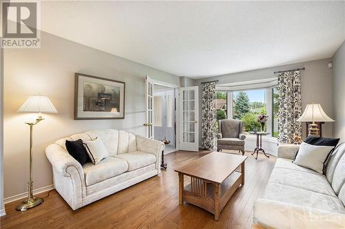 5 Springwood Circle, Ottawa, ON - Indoor Photo Showing Living Room