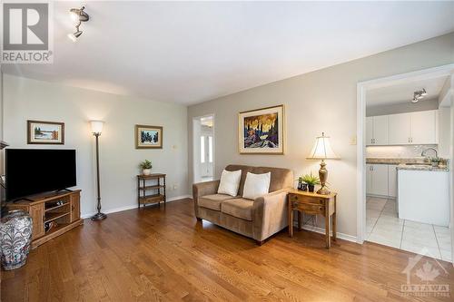 5 Springwood Circle, Ottawa, ON - Indoor Photo Showing Living Room