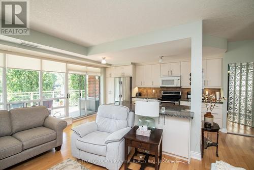 Ph 13 - 125 Wilson Street W, Hamilton, ON - Indoor Photo Showing Living Room