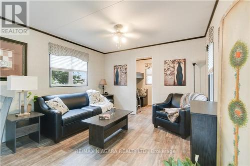 253 - 8845 Lundy'S Lane, Niagara Falls, ON - Indoor Photo Showing Living Room