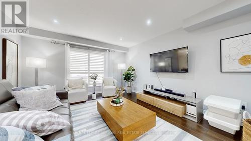 64 Stoneglen Way, Hamilton, ON - Indoor Photo Showing Living Room