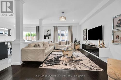 190 Bellagio Avenue, Hamilton, ON - Indoor Photo Showing Living Room