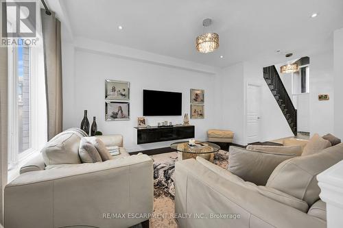 190 Bellagio Avenue, Hamilton, ON - Indoor Photo Showing Living Room