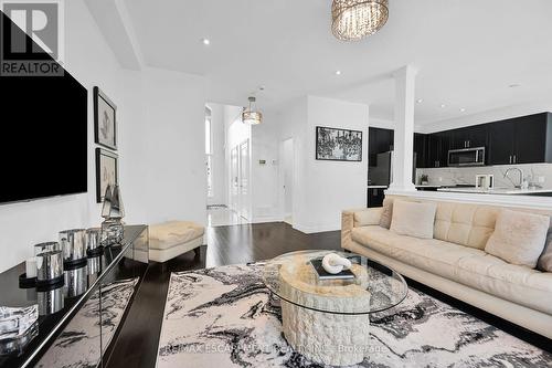 190 Bellagio Avenue, Hamilton, ON - Indoor Photo Showing Living Room