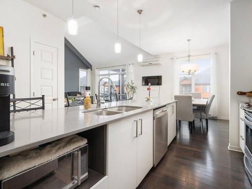 Kitchen - 403-3155 Boul. De La Gare, Vaudreuil-Dorion, QC - Indoor Photo Showing Kitchen With Double Sink With Upgraded Kitchen