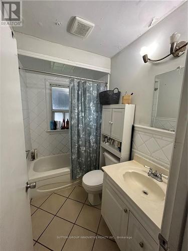 730 Queensdale Avenue E, Hamilton, ON - Indoor Photo Showing Bathroom