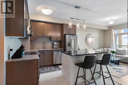 518 - 2490 Old Bronte Road, Oakville, ON - Indoor Photo Showing Kitchen With Upgraded Kitchen