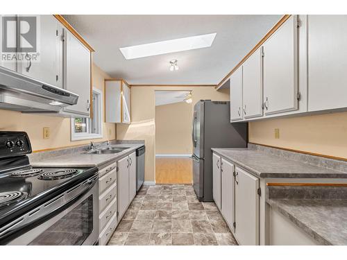 2932 Buckley Road Unit# 62, Sorrento, BC - Indoor Photo Showing Kitchen With Double Sink