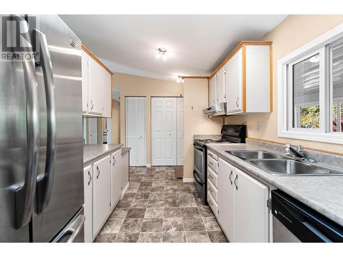 2932 Buckley Road Unit# 62, Sorrento, BC - Indoor Photo Showing Kitchen With Double Sink