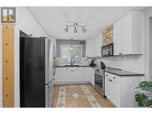 391 Klassen Road, Kelowna, BC - Indoor Photo Showing Kitchen With Upgraded Kitchen