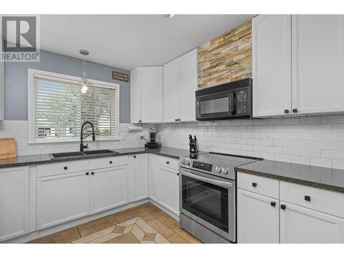 391 Klassen Road, Kelowna, BC - Indoor Photo Showing Kitchen With Double Sink