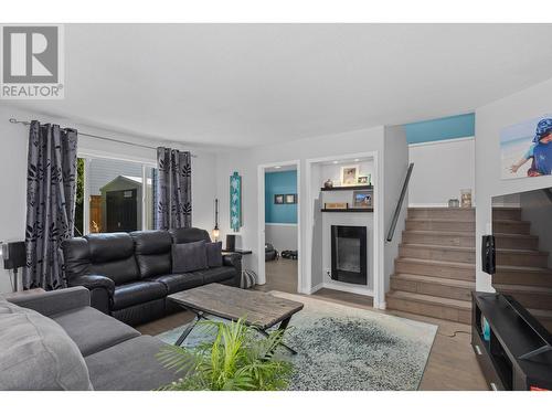 391 Klassen Road, Kelowna, BC - Indoor Photo Showing Living Room With Fireplace