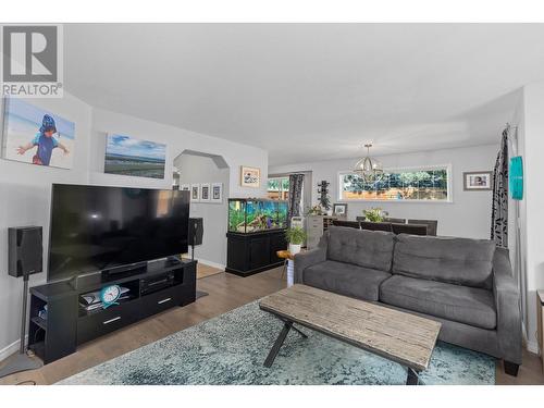 391 Klassen Road, Kelowna, BC - Indoor Photo Showing Living Room