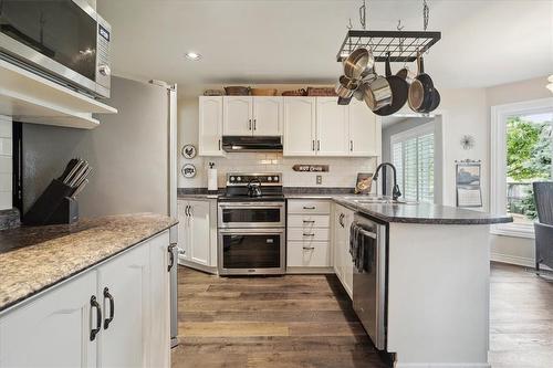 126 Gurnett Drive, Hamilton, ON - Indoor Photo Showing Kitchen With Upgraded Kitchen