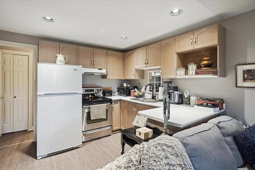 126 Gurnett Drive, Hamilton, ON - Indoor Photo Showing Kitchen