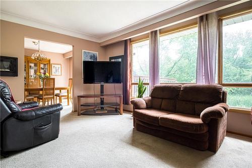 8 Valleydale Court, Dundas, ON - Indoor Photo Showing Living Room