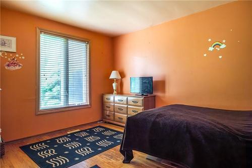 8 Valleydale Court, Dundas, ON - Indoor Photo Showing Bedroom