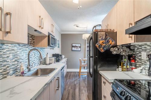 81 Charlton Avenue E|Unit #306, Hamilton, ON - Indoor Photo Showing Kitchen With Upgraded Kitchen