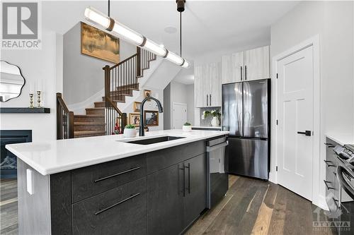 737 Maverick Crescent, Ottawa, ON - Indoor Photo Showing Kitchen With Upgraded Kitchen