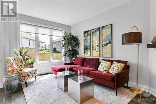 737 Maverick Crescent, Ottawa, ON - Indoor Photo Showing Living Room