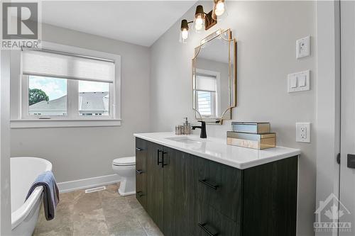 ensuite bath for primary bedroom suite - 737 Maverick Crescent, Ottawa, ON - Indoor Photo Showing Bathroom
