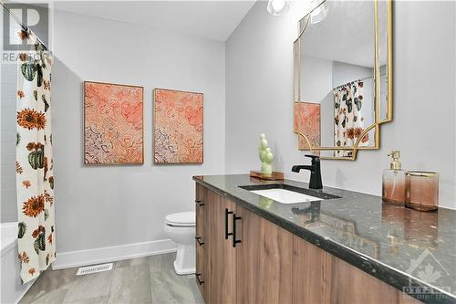 2nd floor main bath - 737 Maverick Crescent, Ottawa, ON - Indoor Photo Showing Bathroom