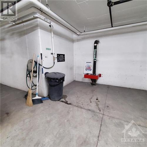 245 Kent Street Unit#605, Ottawa, ON - Indoor Photo Showing Garage