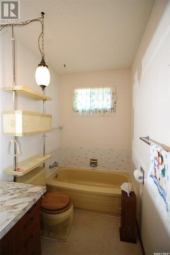 496 3Rd Avenue E, Shaunavon, SK - Indoor Photo Showing Bathroom