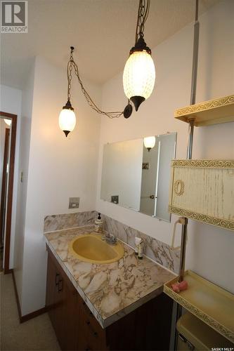 496 3Rd Avenue E, Shaunavon, SK - Indoor Photo Showing Bathroom