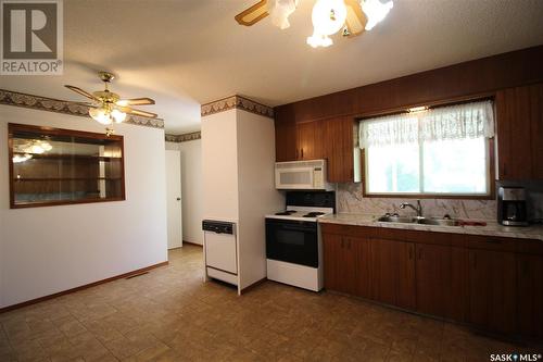 496 3Rd Avenue E, Shaunavon, SK - Indoor Photo Showing Kitchen With Double Sink