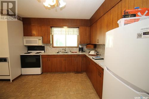 496 3Rd Avenue E, Shaunavon, SK - Indoor Photo Showing Kitchen With Double Sink