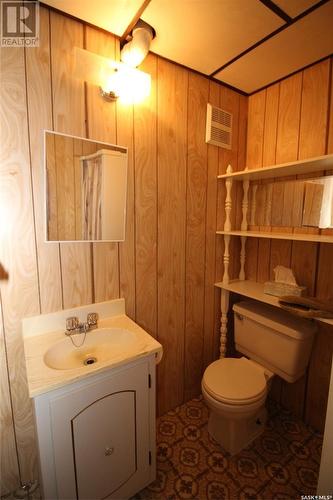 496 3Rd Avenue E, Shaunavon, SK - Indoor Photo Showing Bathroom