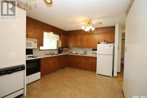 496 3Rd Avenue E, Shaunavon, SK - Indoor Photo Showing Kitchen With Double Sink