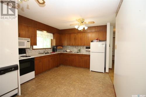 496 3Rd Avenue E, Shaunavon, SK - Indoor Photo Showing Kitchen With Double Sink