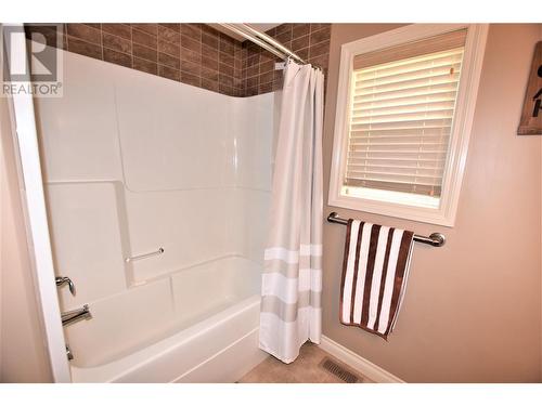 519 Loon Avenue, Vernon, BC - Indoor Photo Showing Bathroom