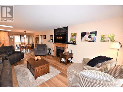 519 Loon Avenue, Vernon, BC - Indoor Photo Showing Living Room