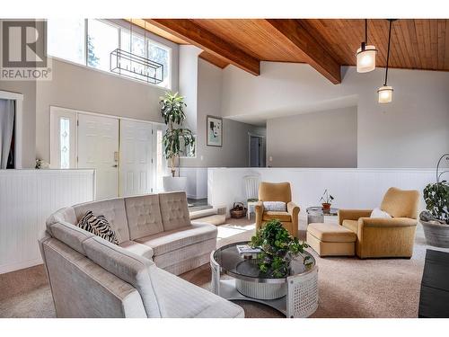 2172 Michelle Crescent, West Kelowna, BC - Indoor Photo Showing Living Room