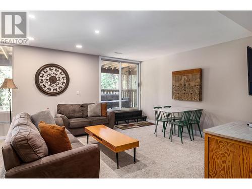 2172 Michelle Crescent, West Kelowna, BC - Indoor Photo Showing Living Room