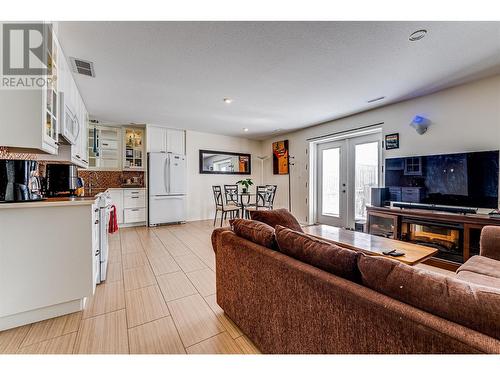 5800 Canary Drive, Vernon, BC - Indoor Photo Showing Living Room