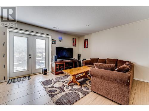 5800 Canary Drive, Vernon, BC - Indoor Photo Showing Living Room