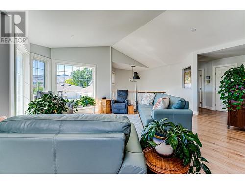 5800 Canary Drive, Vernon, BC - Indoor Photo Showing Living Room