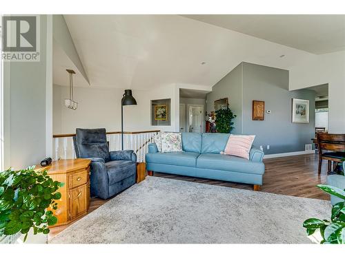 5800 Canary Drive, Vernon, BC - Indoor Photo Showing Living Room