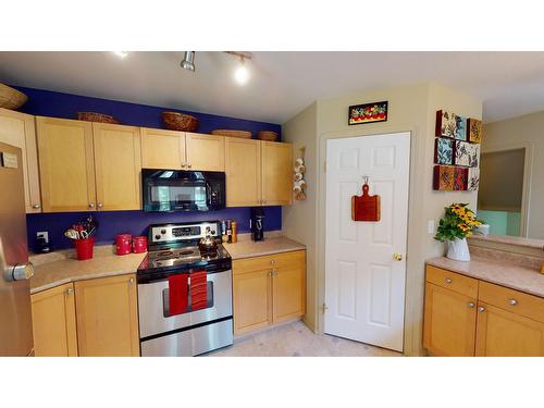 102 Forest Crowne Close, Kimberley, BC - Indoor Photo Showing Kitchen