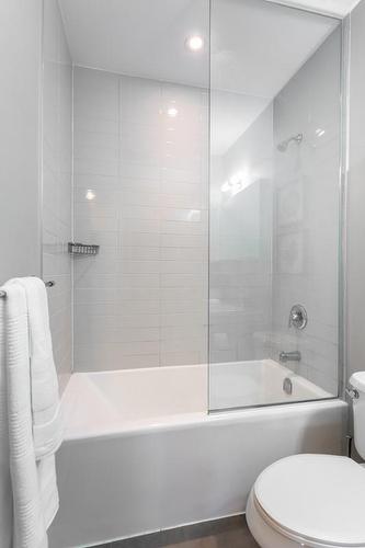 457 Plains Road E|Unit #104, Burlington, ON - Indoor Photo Showing Bathroom